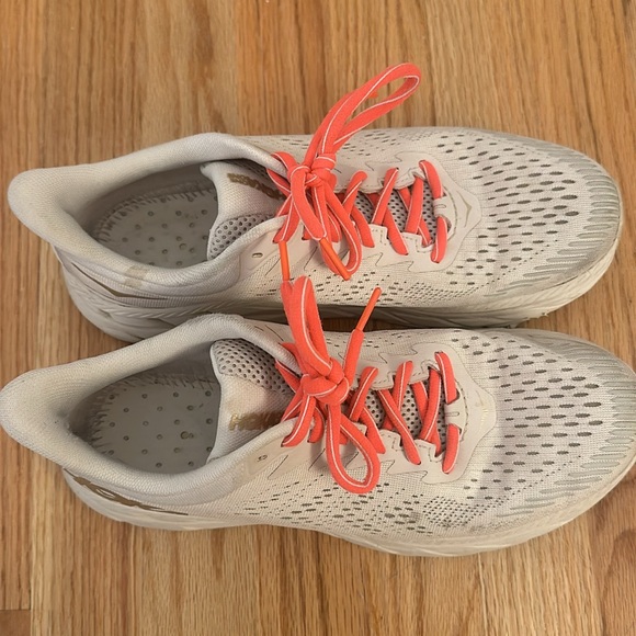 Tan/beige Women’s Clifton 7 Hoka Running Shoes - Picture 2 of 7